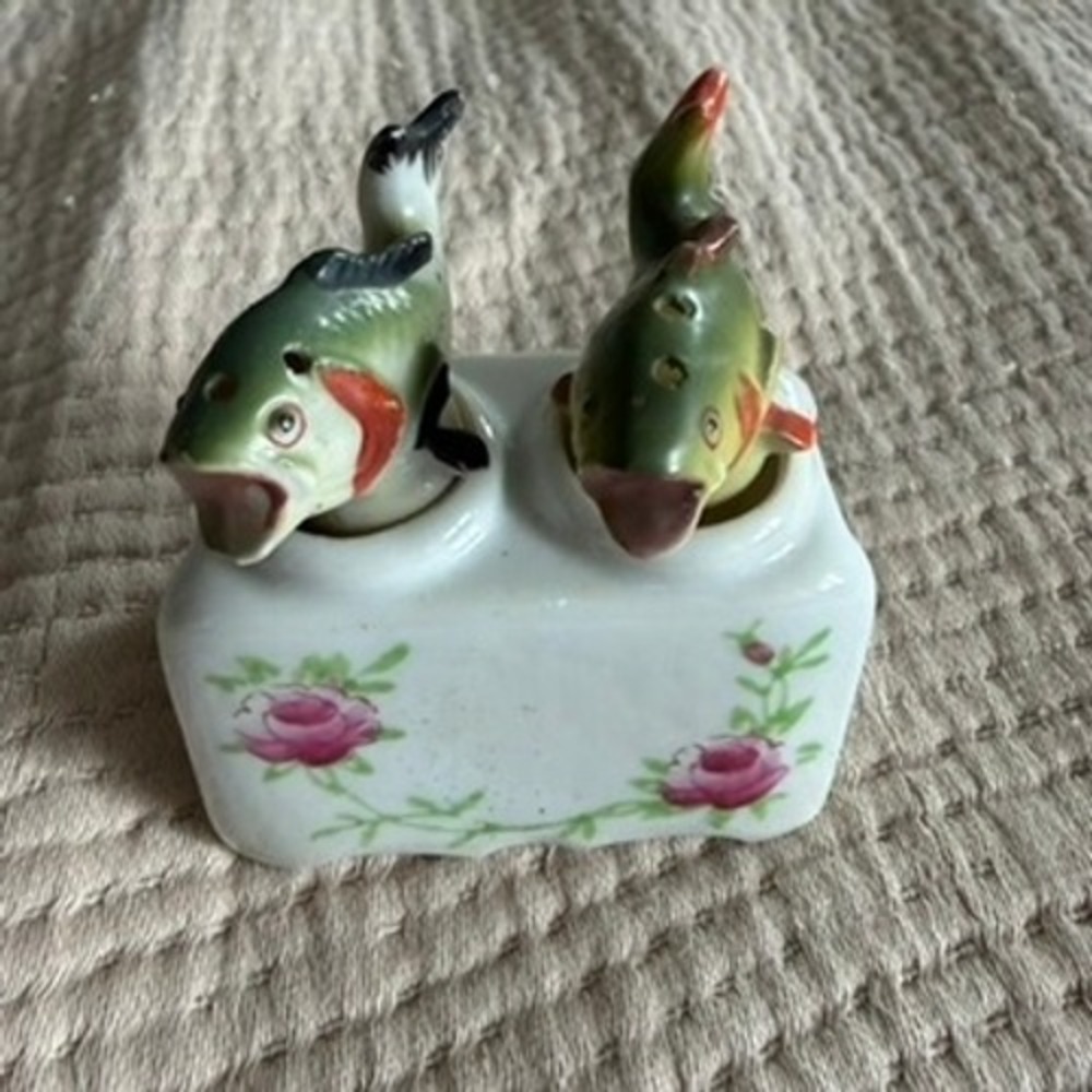 Vintage Japan Fish Salt Pepper Shakers‎ Set Floral Holder Ceramic Hand Painted
